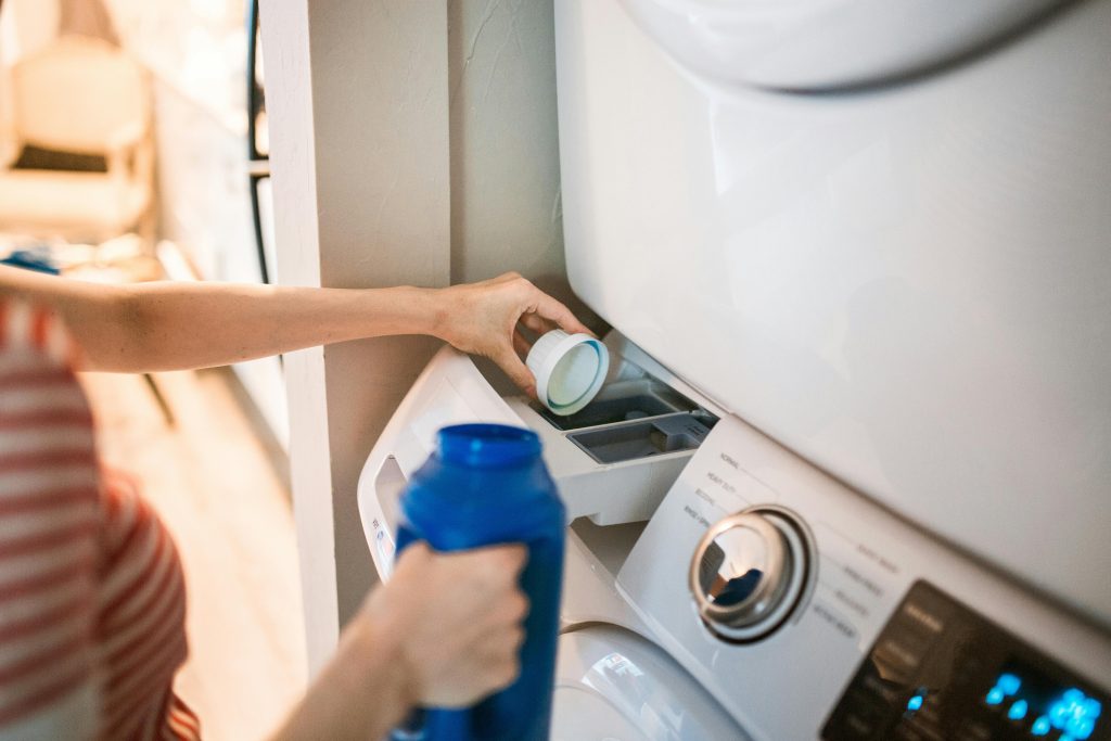 fata folosind detergent lichid la masina de spalat rufe